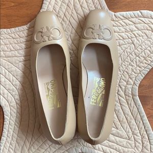 Women’s nude ferragamo pumps